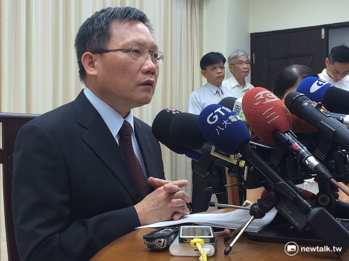 針對兆豐金董座徐光曦31日上午閃辭，財政部次長蘇建榮31日召開記者會表示，他也感到很意外，財政部不排除將兆豐公股董事全面大換血。 圖：新頭殼資料照片