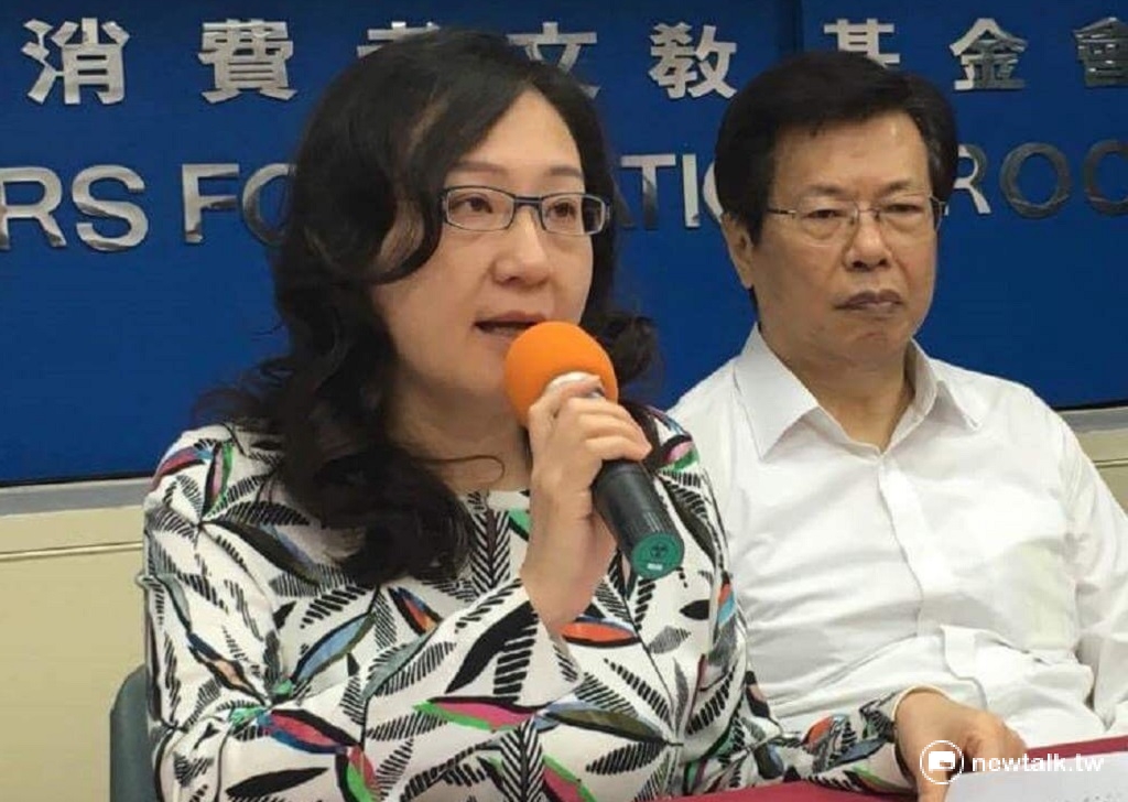 消基會秘書長張宏如(左)31日指出，消費者買手機保險時，部分業者卻魚目混珠，僅提供意外保固。 圖：邱筠文/攝
