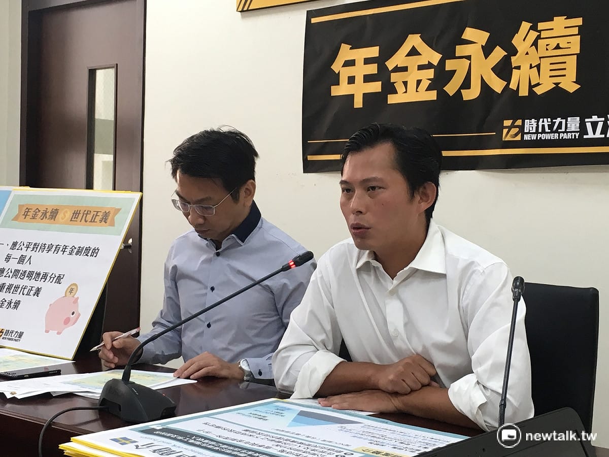 針對軍公教勞9月3日將走上街頭抗議政府年金改革政策，時代力量立委黃國昌1日表示，時力的立場將予以尊重「93大遊行」，但遺憾的是，未看到抗爭的具體內容、目標及願景。 圖：鄭佑漢/攝