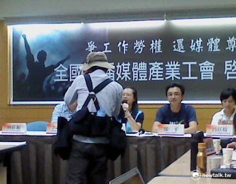 工傷攝影工作者張榮隆1日出席全國傳播媒體產業工會籌設記者會，捕捉新聞工作者爭取合理勞動權的身影。 圖：周富美/攝