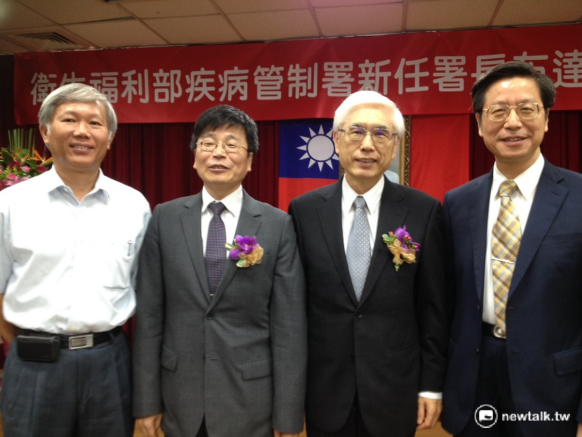 衛福部長林奏延(右2)2日上午赴疾管署布達人事令，由原疾管署副署長周志浩(左2)接掌疾管署長一職。 圖：周富美/攝