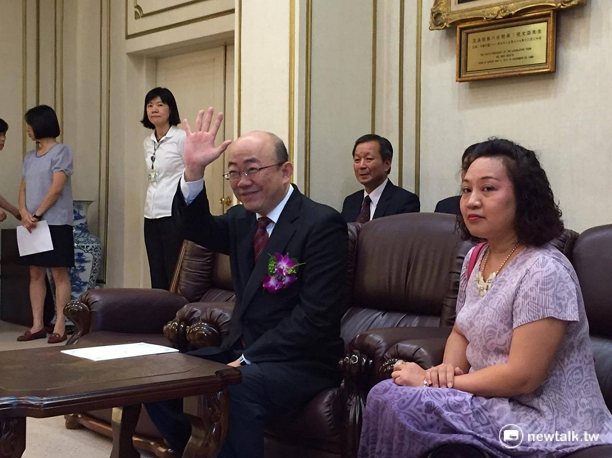 民主進步黨籍不分區立法委員郭正亮2日宣誓就職並辦理報到，並重申力推反酒駕法的決心。 圖：鄭佑漢/攝