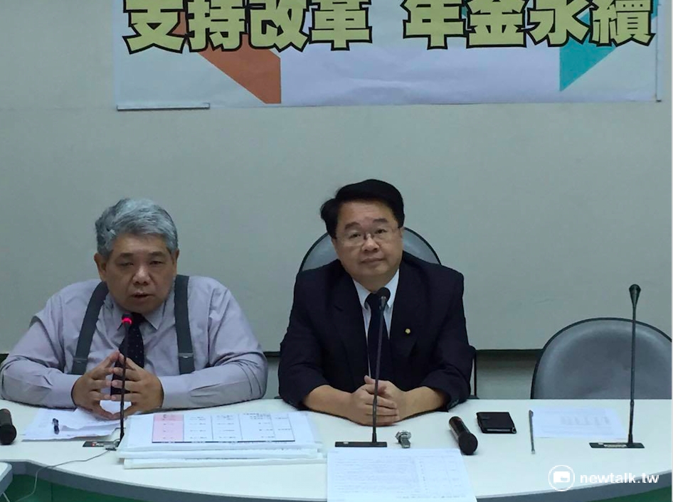 針對3日軍公教勞等團體將走上街頭抗議年金改革。民進黨團幹事長吳秉叡（右）強調，年金改革是政府一個不可迴避的任務，若不改革恐將面臨破產。 圖：鄭佑漢/攝