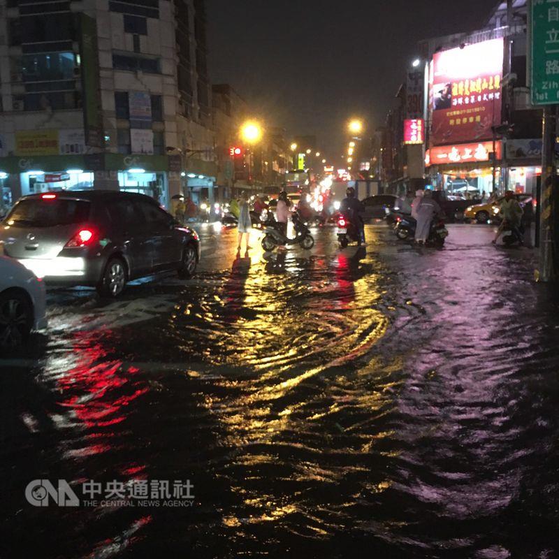 高雄市2日傍晚起雷雨交加，瞬間大雨造成全市多處積水。 圖：中央社