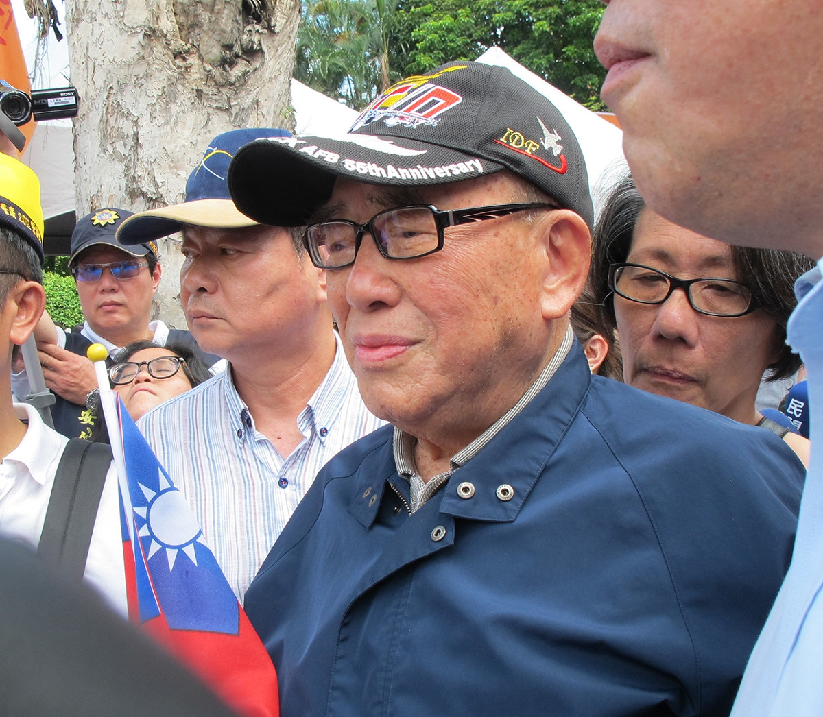 前行政院長郝柏村3日下午現身93大遊行的大安森林公園集合地點。 圖：林朝億/攝
