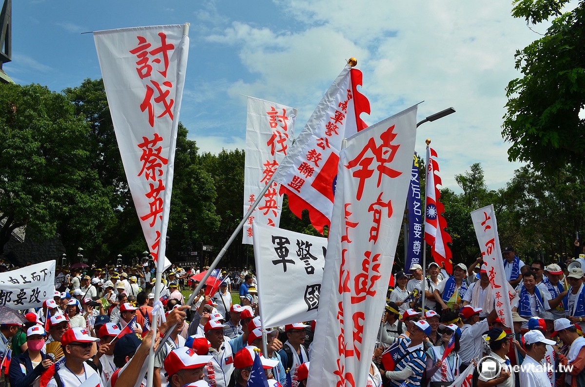 公務人員團體在現場高舉「討伐蔡英文」旗幟。 圖：柯昱安/攝