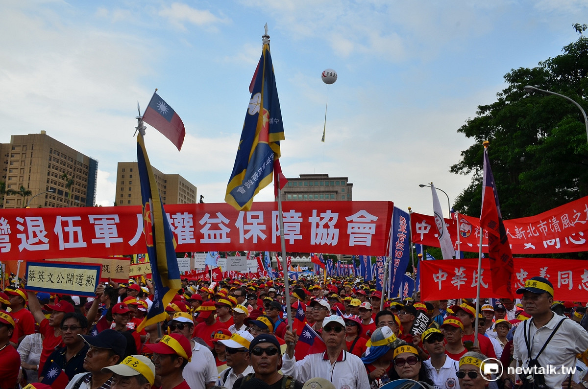 2016年9月3日軍人節當天，數萬名軍公教成員上凱道，反對年金改革。 圖：新頭殼資料照片，柯昱安/攝。