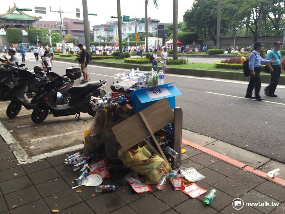中山南路垃圾桶被群眾丟棄的寶特瓶、中華民國國旗與抗議手板塞爆。 圖：網友提供