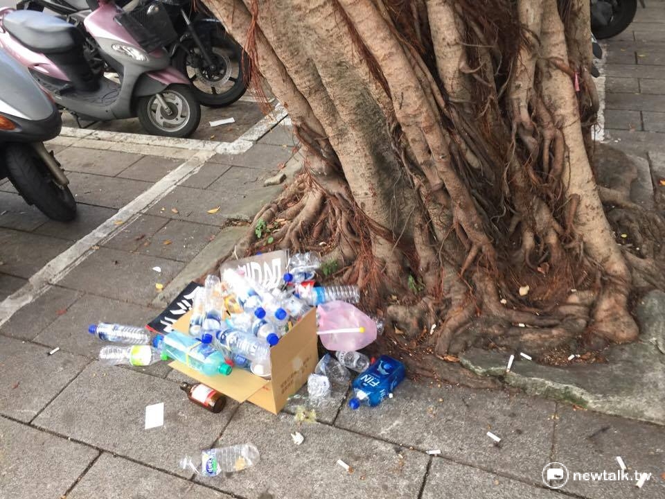 台大醫院外頭有隨處丟棄的紙箱，寶特瓶與垃圾。 圖：網友提供