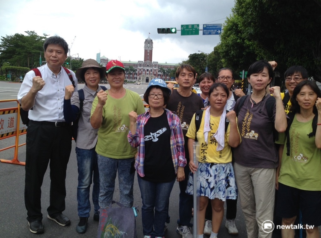 反迫遷連線成員在5日記者會後，站在總統府前合影，過程中高喊「重返凱道，還我土地正義」。 圖：周富美/攝