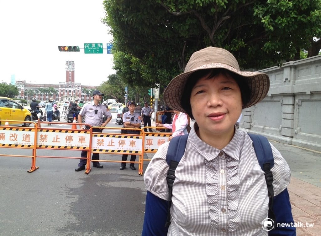 在大埔迫遷戶張藥房老闆張森文逝世3周年前夕，其妻彭秀春5日站上凱道，呼籲政府修改不合時宜的徵地制度。 圖：新頭殼資料照片