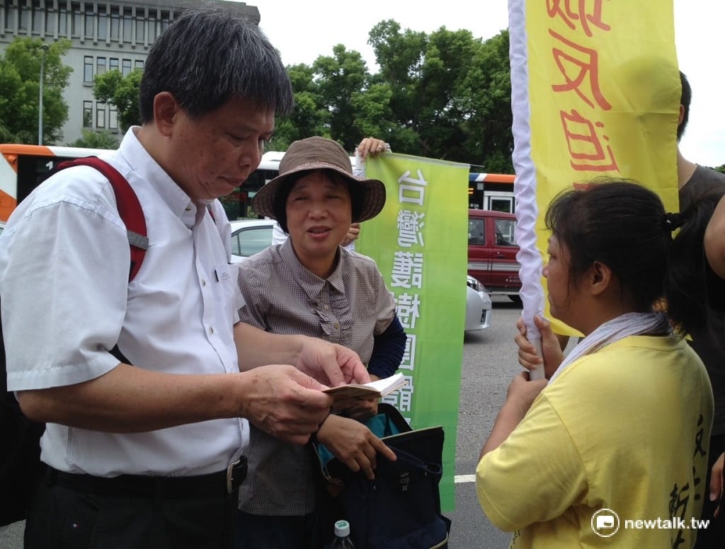 在反迫遷連線等抗爭現場，彭秀春(中)總會親切微笑地和與會反拆遷戶相互問候談天，彼此鼓勵加油。 圖：周富美/攝