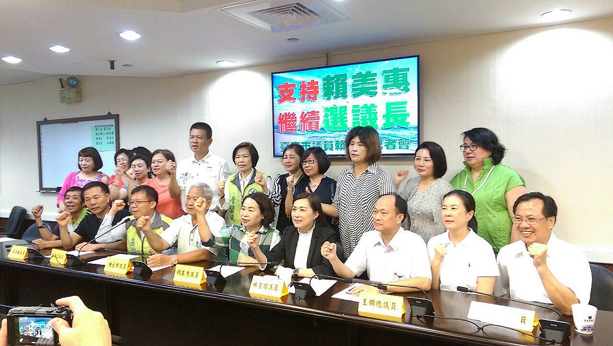 前台南市議長賴美惠（前排中）赴台南市議會民進黨團登記參加議長補選。
 圖：黃博郎翻攝