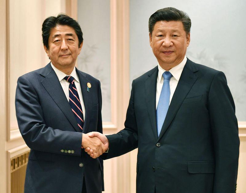 中國國家主席習近平（右）和日本首相安倍晉三（左）5 日晚間在G20杭州峰會閉幕後舉行會談。 圖：中央社/共同社提供