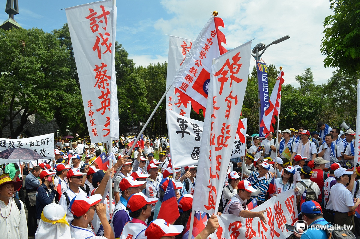 部分軍公教用立委、政務官當擋箭牌抗拒改革，並流傳錯誤資訊，讓年改會出面闢謠。圖為93大遊行，軍公教團體高舉「討伐蔡英文」大旗。 圖：柯昱安/攝