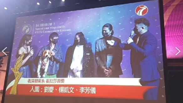 崇右影藝科技大學於11日舉辦實體畢業典禮，並以三金模式舉行，讓畢業學生坐上禮車盛裝出席。 圖/崇右影藝科技大學提供