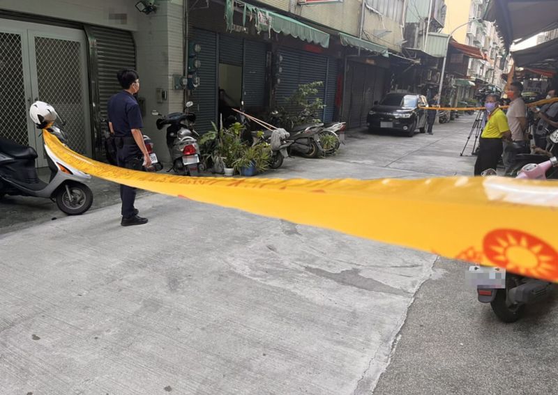 高雄市一名高齡99歲的吳姓老翁，因患有失智症狀，大女兒想安排父親到安養院，但遭到拒絕，2人為此發生口角，豈料吳女竟一時失控持刀殺父，隨後輕生。 圖：翻攝畫面