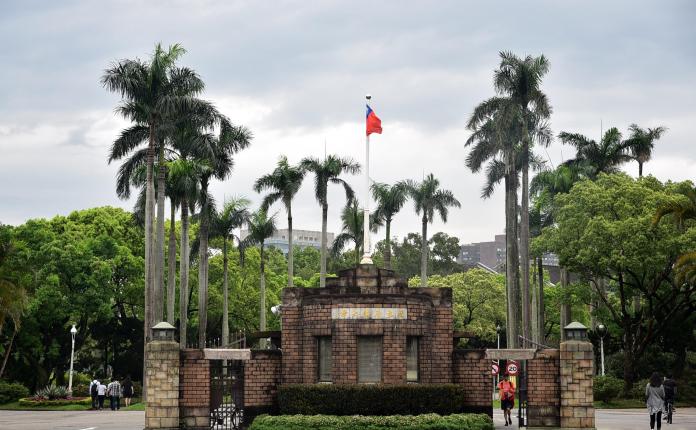 有位男大生在網路上表達進入台大的打擊，甚至不禁淚喊「台大根本不是給鄉下人讀的」。對此，台大電機系教授葉丙成也分享看法。 示意圖：NOWnews資料庫
