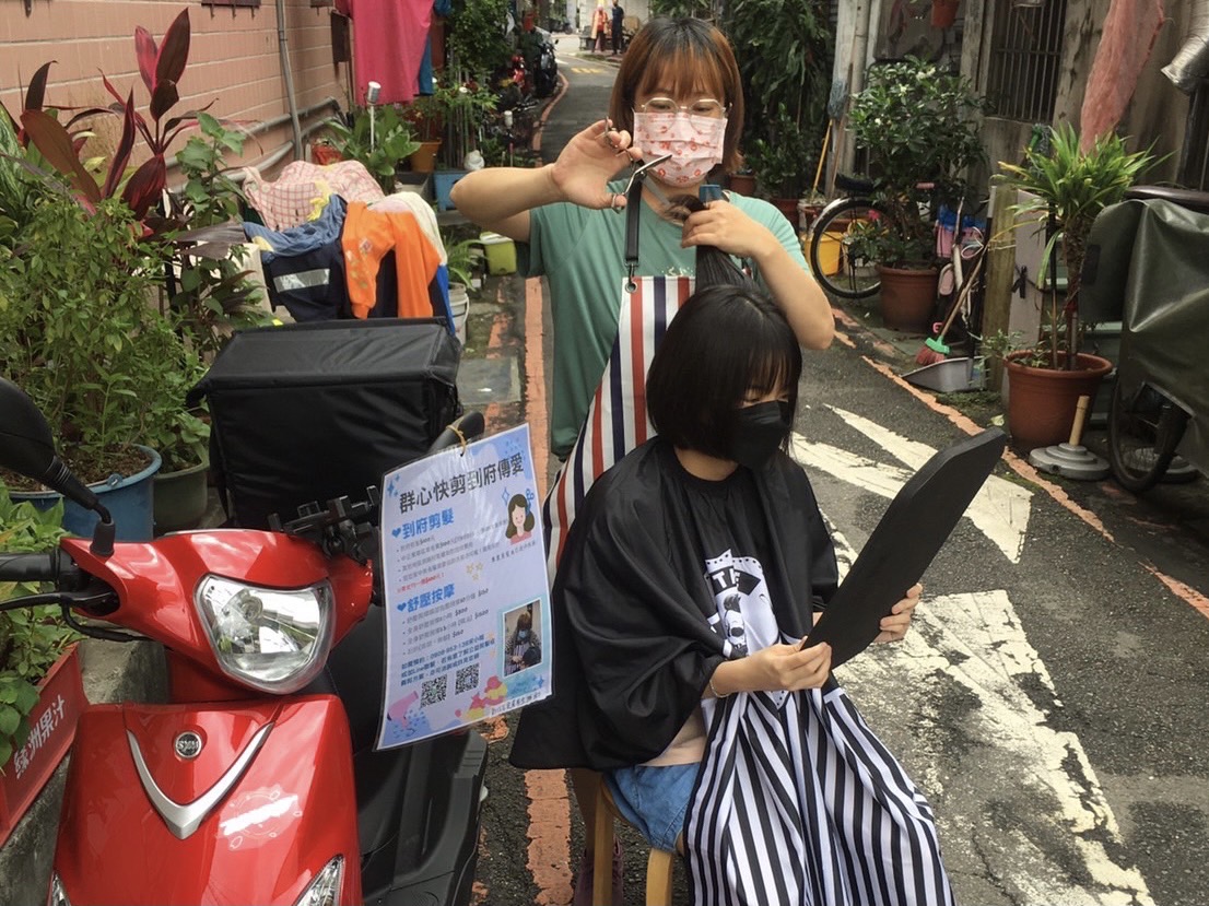 宋群表示，只要有人需要，她就會騎著改良的「行動快剪車」幫人義剪。 圖：移民署／提供