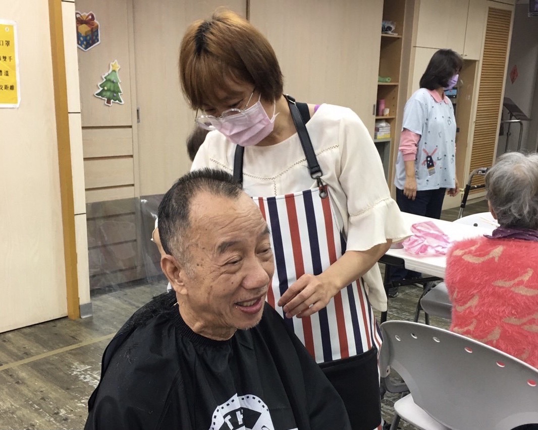 宋群感恩地說，當初鼓起勇氣參加養老院義剪活動，讓她在職場上有了支撐，成為一位成功的「快手理髮師」。 圖：移民署／提供