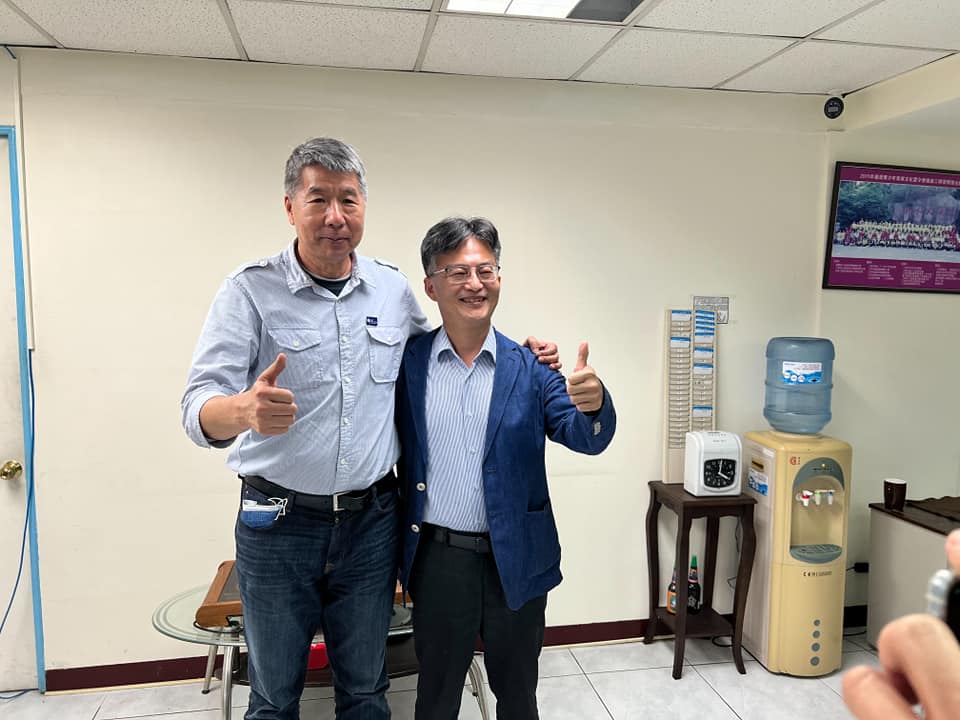 孫文學校校長張亞中近來常到高雄走動，11日去高雄拜訪蘇偉碩醫師請益。 圖：擷自張亞中孫文學校粉專