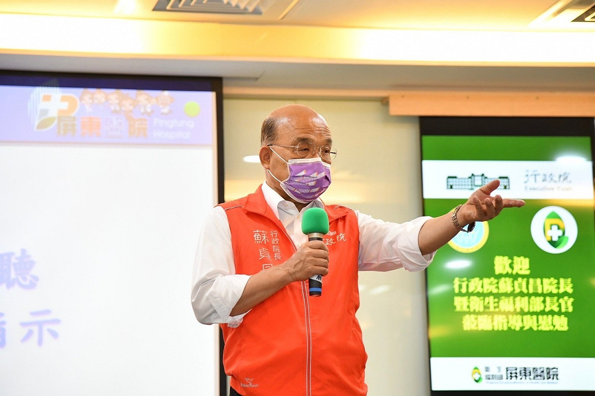 行政院長蘇貞昌今（12）日視察部立屏東醫院暨慰勉醫護人員。 圖：行政院提供