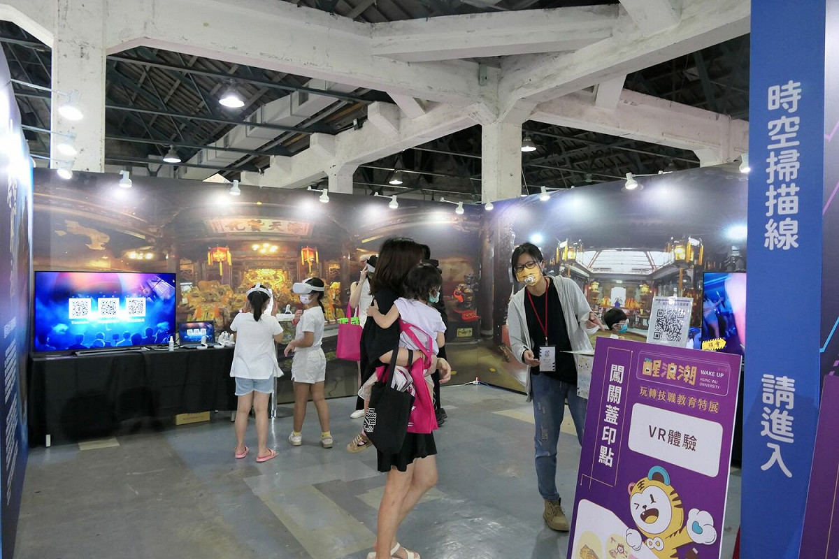「時空掃描線」VR體驗，讓現場大人小孩都躍躍欲試，一起感受聲光效果。 圖：醒吾科大提供