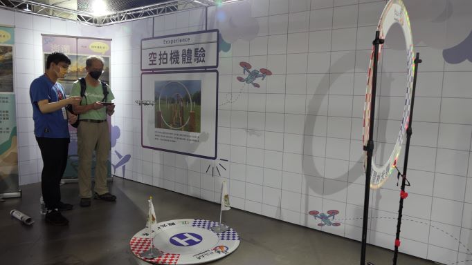「空拍機體驗」在觀光休閒系同學協助下，許多民眾躍躍欲試。 圖：醒吾科大提供