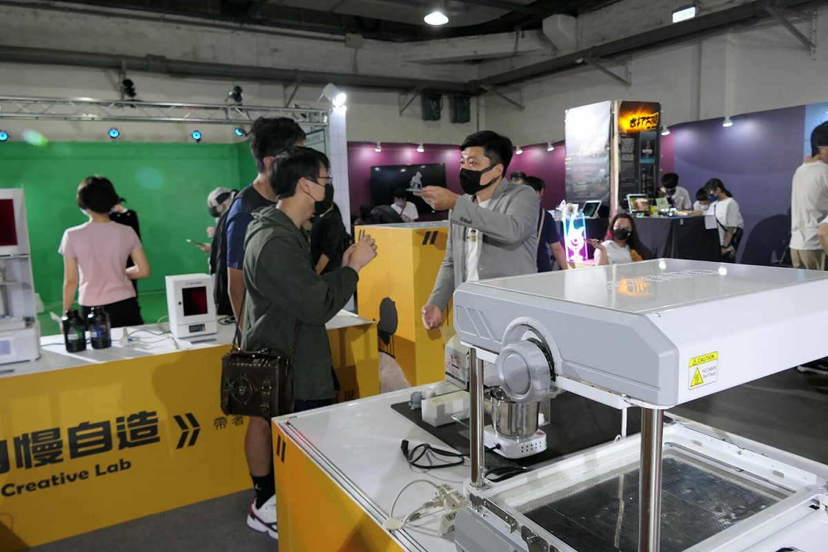 「3D列印體驗」現場展示說明，民眾欣賞成品後嘖嘖稱奇。 圖：醒吾科大提供