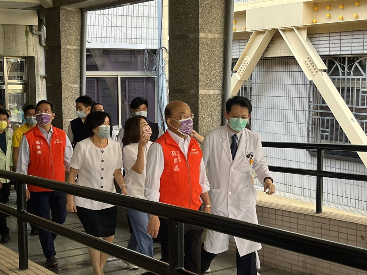 蘇貞昌（右二）訪視部立屏東醫院。 圖：屏東縣政府提供
