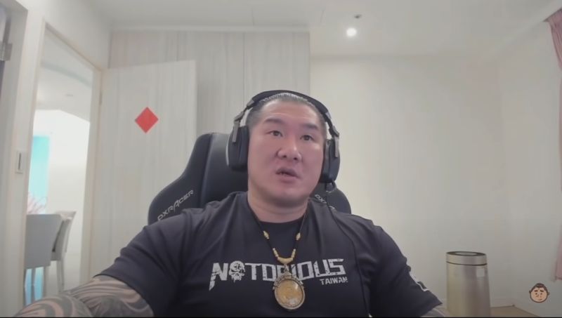 館長表示，早在兩個月前送東西給波特王時，就覺得被經紀公司拿去用很奇怪，也很誇張。 圖：館長惡名昭彰YT