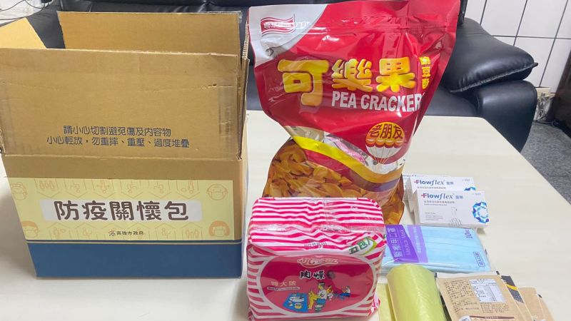 有高雄民眾分享，隔離收到的關懷箱，裡面竟然藏有巨無霸的零食「可樂果」，讓他笑說「喉嚨要BBQ了。」 圖：翻攝爆廢公社