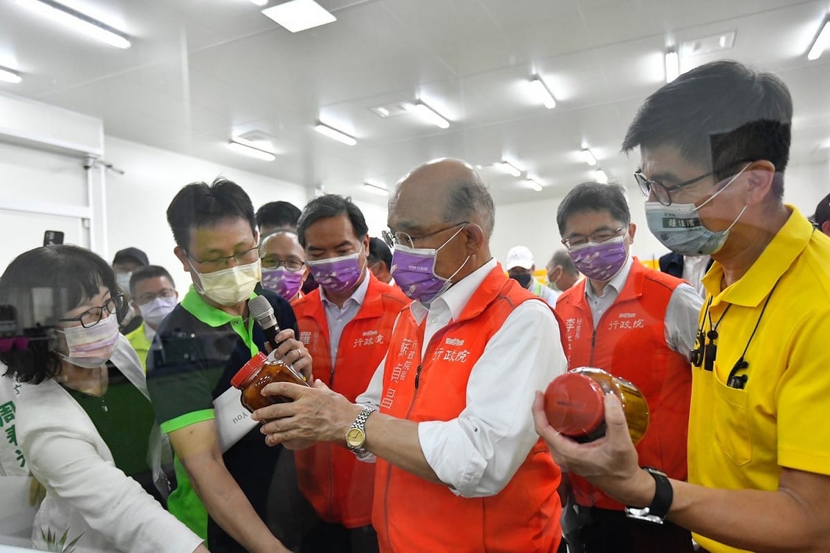 行政院長蘇貞昌察鳳梨冷鏈集貨包裝場，指出鳳梨產地均價20元、去年22元、今年24元，是「越打壓越勇啊！」 圖：行政院提供