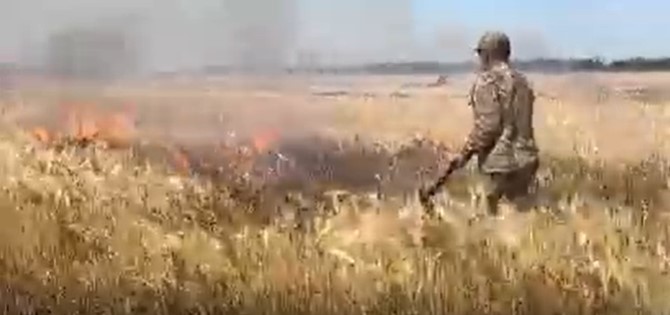 烏克蘭軍隊發現麥田失火後，不顧自身安危，立即前往撲滅。 圖：翻攝自烏克蘭外交部臉書