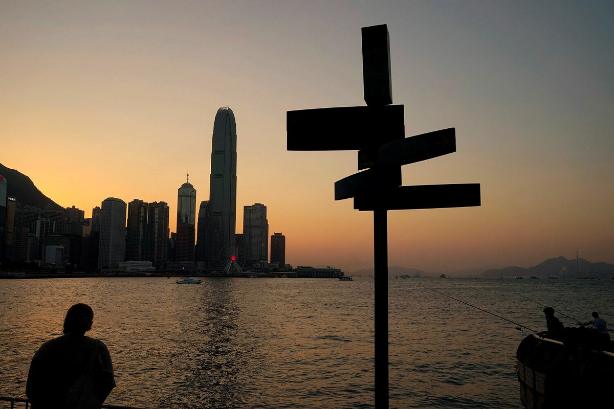 香港近來連續遭到人才、外商出走、新冠肺炎疫情重擊，東方明珠早已褪色，陷入窘境。圖為香港維多利亞港（Victoria Harbour）。 圖：達志影像 / 美聯社