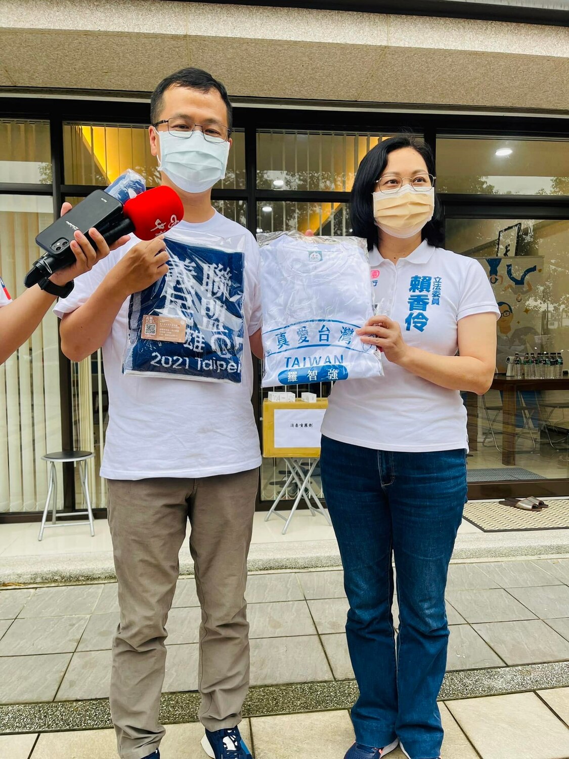 賴香伶今（12）天下午前往羅智強開設的「桃園疫情關懷中心」拜會。被問及會否持續向朱立倫溝通，羅回應稱：「往事不要再提」，過去就讓它過去。 圖：擷自賴香伶臉書