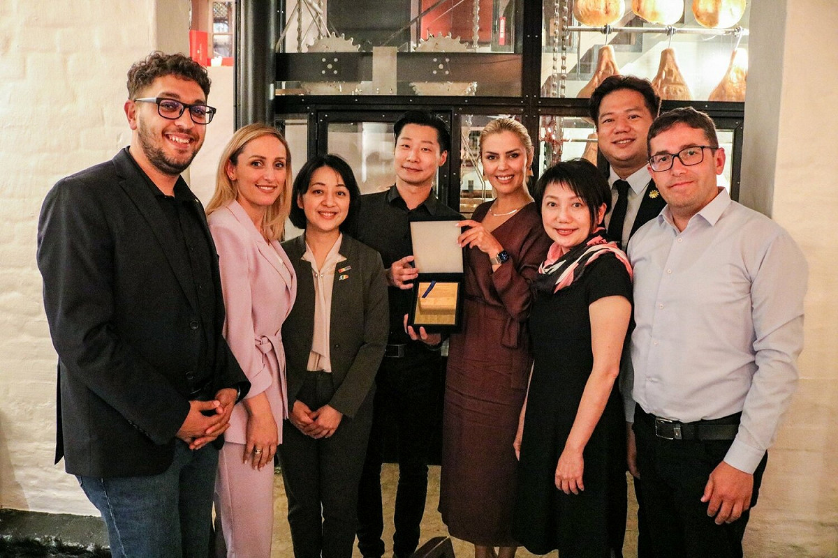 由無黨籍立委林昶佐（中）率領的立法院訪問團赴丹麥出席哥本哈根民主高峰會，包括民進黨范雲（前排右二）、時代力量王婉諭（左三）、民眾黨邱臣遠（後排右）等人出席晚宴。 圖：翻攝自林昶佐臉書