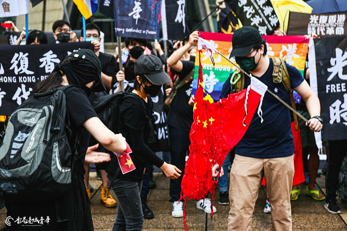 「香港邊城青年」等民間團體12日舉辦「兄弟爬山，繼續努力」香港行動集會，民眾焚燒中國五星旗。 圖：取自香港邊城青年臉書／李哲睿攝
