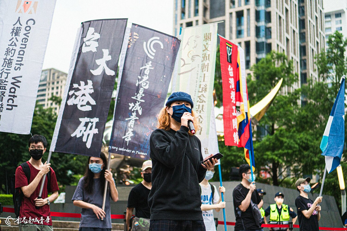 「香港邊城青年」等民間團體12日舉辦「兄弟爬山，繼續努力」香港行動集會，香港創作者漫畫家柳廣成短講。 圖：取自香港邊城青年臉書／李立丞攝