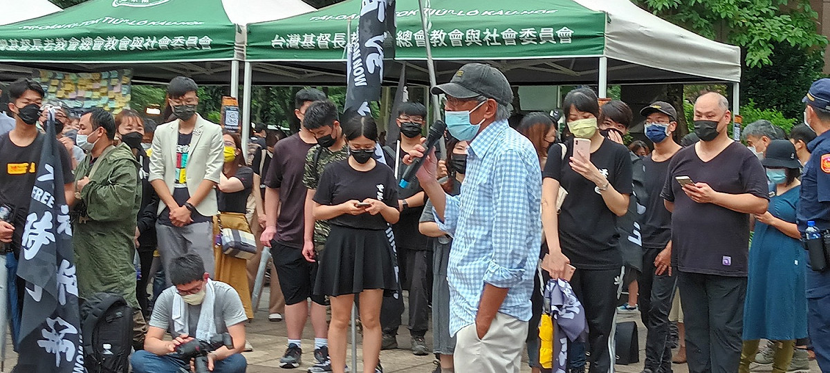 「香港邊城青年」等民間團體12日舉辦「兄弟爬山，繼續努力」香港行動集會，中山銅鑼灣書店老闆林榮基短講。 圖：張龍僑提供
