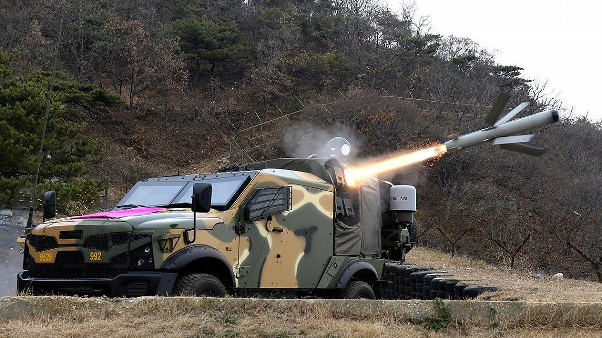以色列軍火供應商拉斐爾先進防禦系統公司「Spike NLOS」反戰車飛彈系統，自聯合輕型戰術車輛發射。 圖：翻攝rafael.co.il