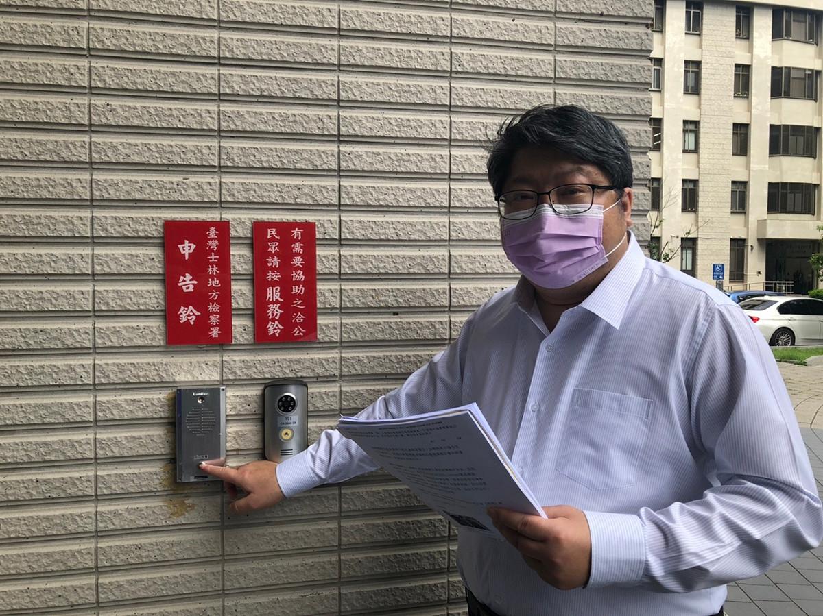 經濟民主連合智庫召集人賴中強今（13）日赴士林地檢署按鈴申告 。 圖：經濟民主連合提供