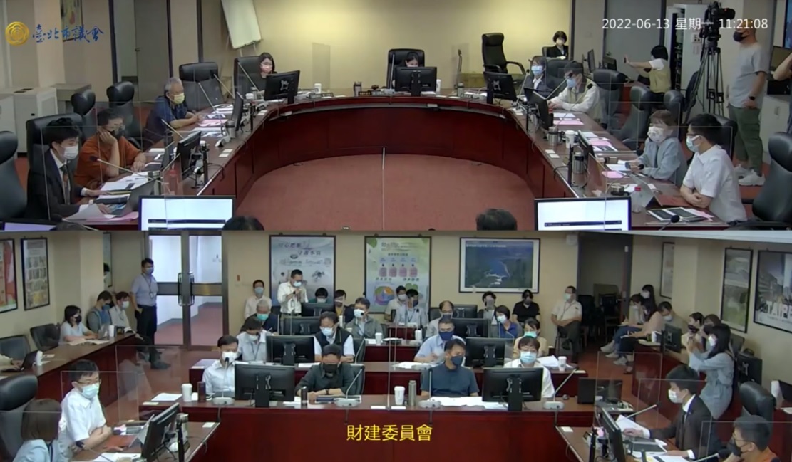 北市府運輸資訊科的科長「林育生」公開念出自己的PTT推文。 圖:台北市議會直播