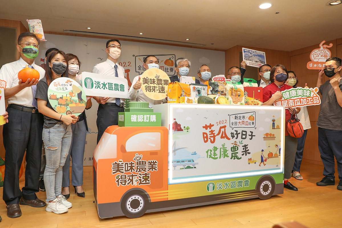 新北市長侯友宜化身南瓜大使，出席「蒔瓜好日子-健康農來」記者會推廣淡水南瓜。 圖：新北市農業局提供