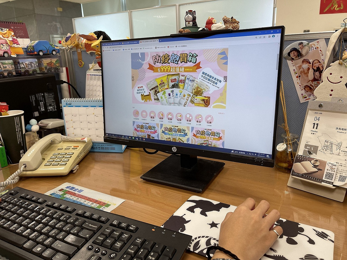 經發局推出「來新北逛商圈」網路商城，匯集七大特色商圈，將特色商品上架於知名的「PChome商店街」及「蝦皮購物」電商平台。 圖：新北市經發局提供