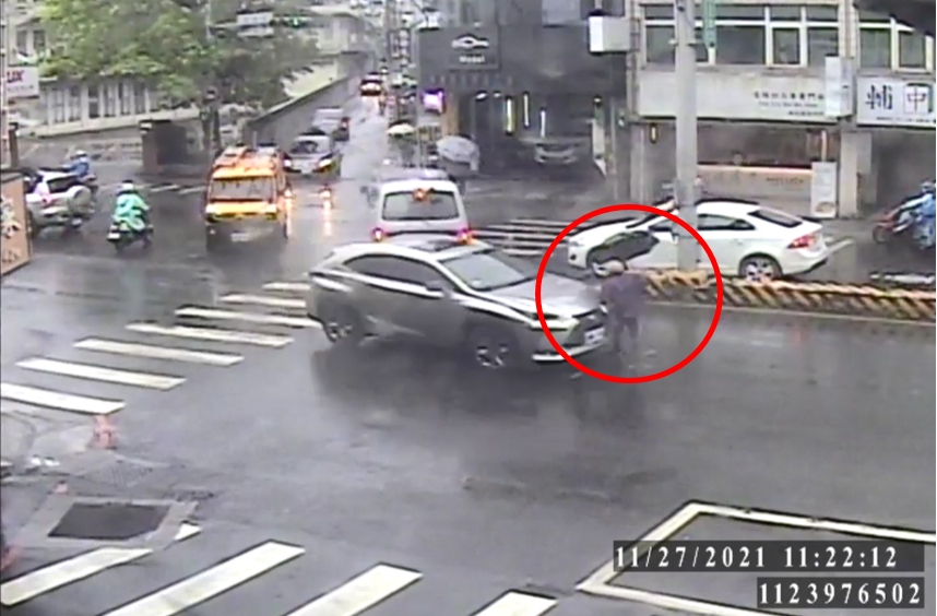 違反道路交通安全規則第134條「設有行人穿越道、人行天橋或人行地下道者路段，行人不得在其100公尺範圍內穿越道路」示意圖。 圖：新北市交通事件裁決處/提供