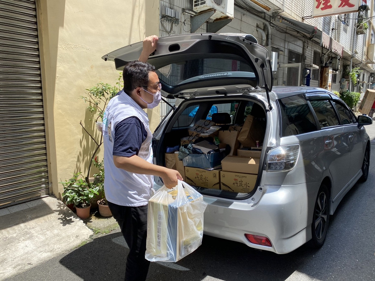 黃彥毓開啟提供代領關懷包服務。 圖：黃彥毓提供