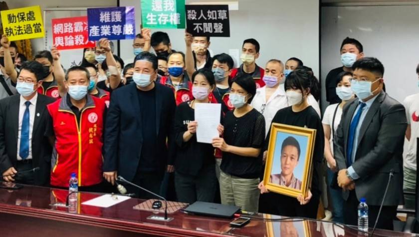 許女士（左四）由市議員林金結（左三）陪同，向動保處長楊淑方遞交陳情書。 圖：林金結服務處提供