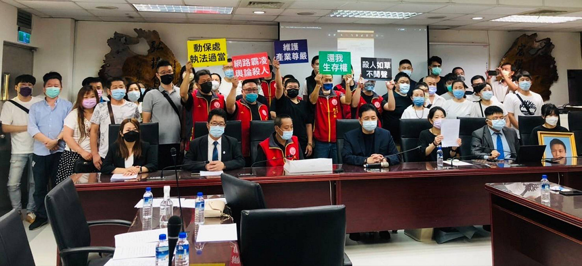 梁姓寵物繁殖業者的遺孀（右三）、女兒（右一）及同業，上午由市議員林金結（右四）陪同開記者會。 圖：林金結服務處提供