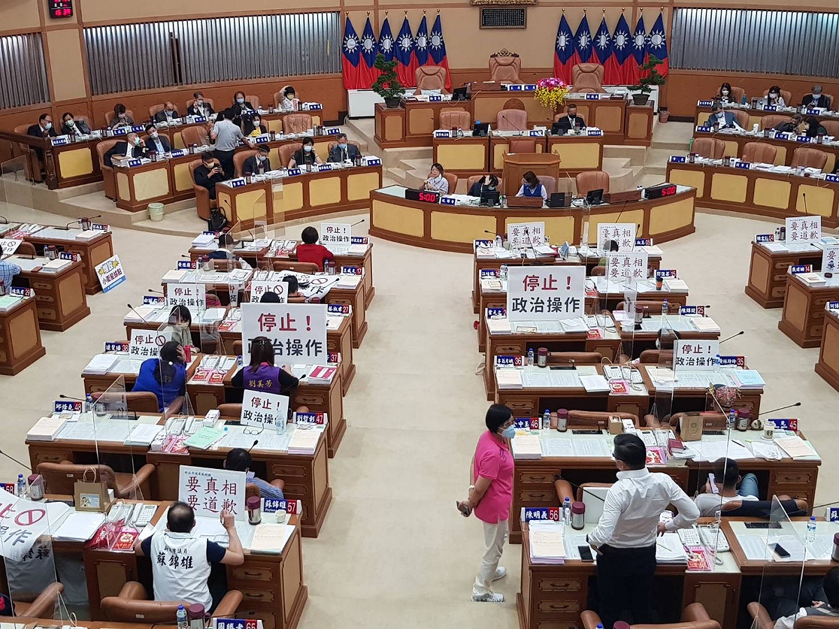 新北市議會今天為了恩恩案，藍綠都發動甲級動員，國民黨團怒批民進黨團，要求停止政治操作。 圖：新北市議會國民黨團提供